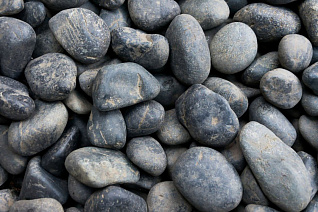 серая галька